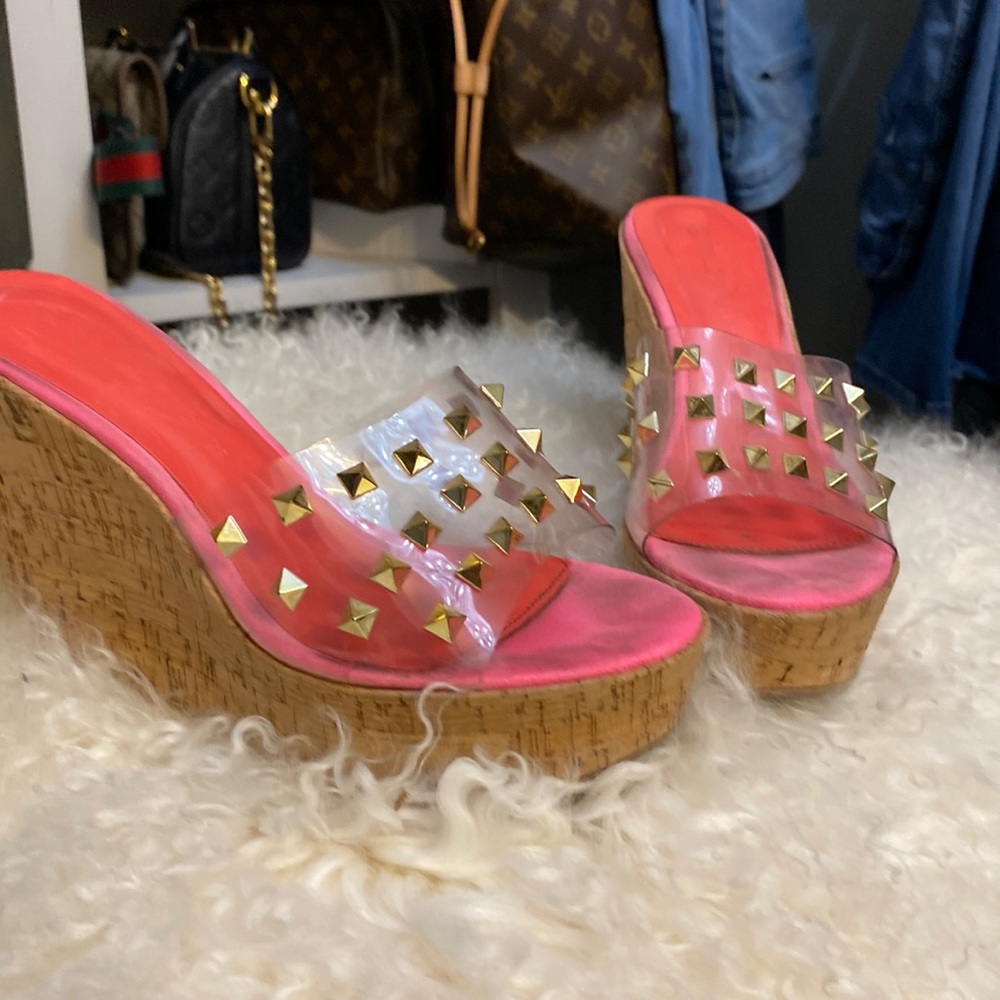 Trendy wedge stud accents